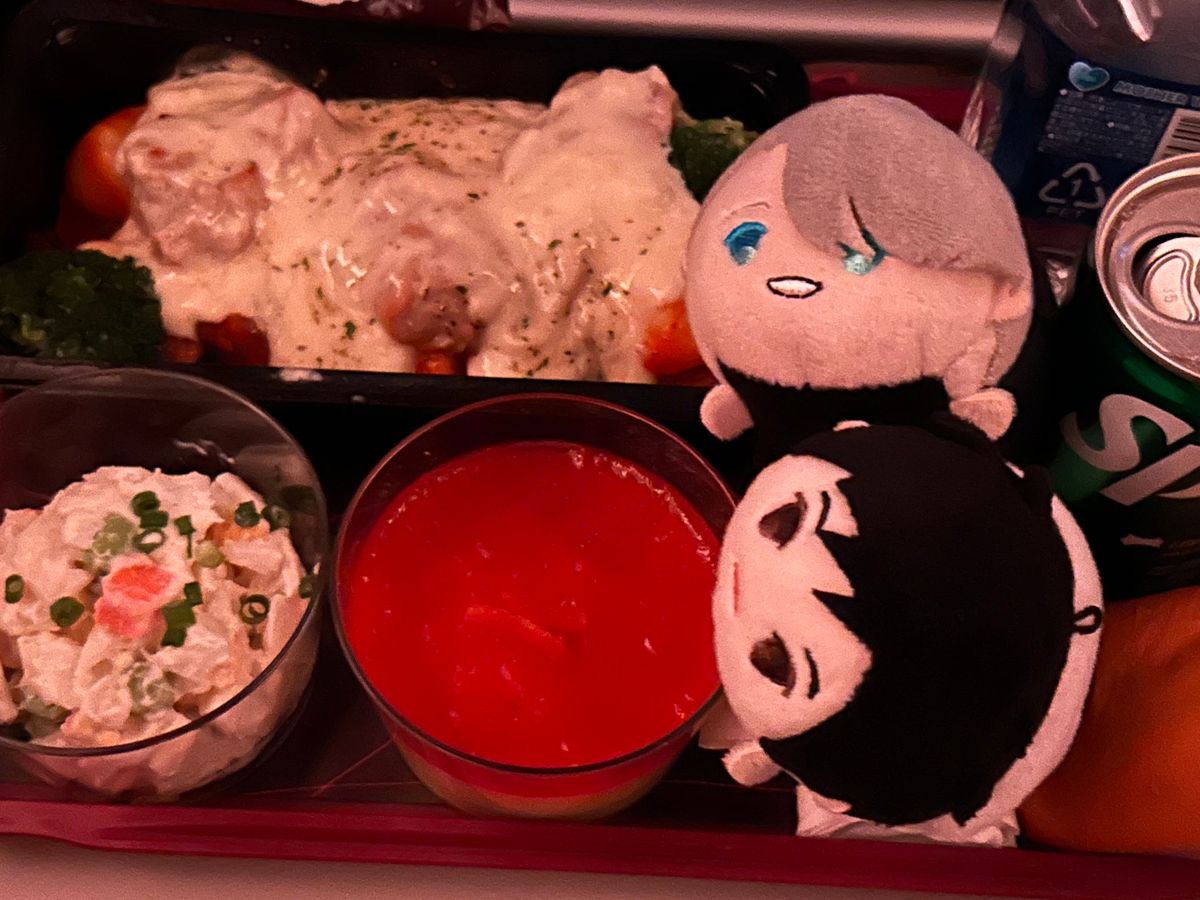 カタール航空で、まずはハマド空港へ。
チェックインカウンターが１時間遅れで...