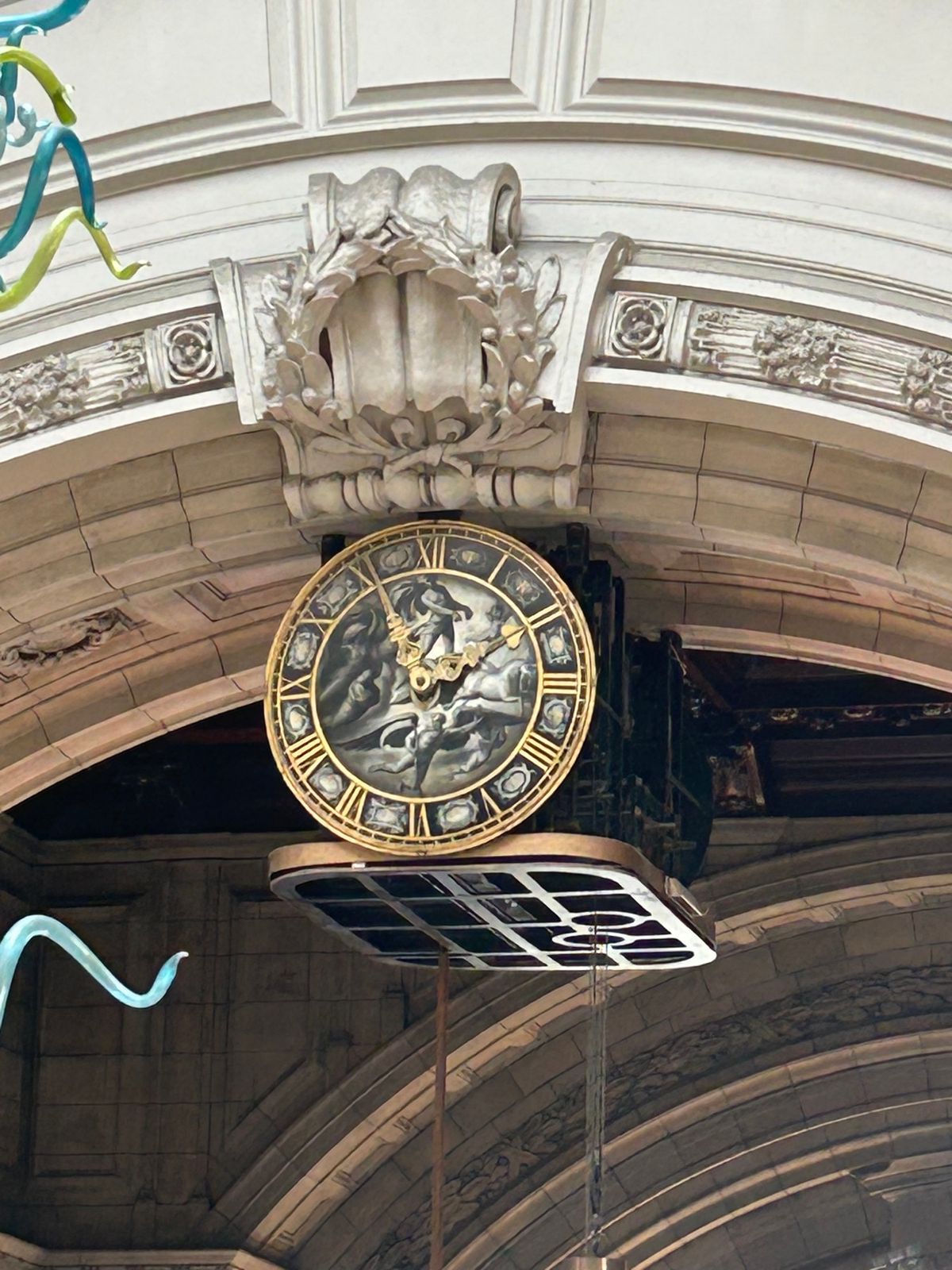 午後はすぐ隣にあるヴィクトリア＆アルバート博物館へ。
工芸品や家具などが多...