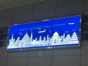 カタール航空で、まずはハマド空港へ。
チェックインカウンターが１時間遅れで...