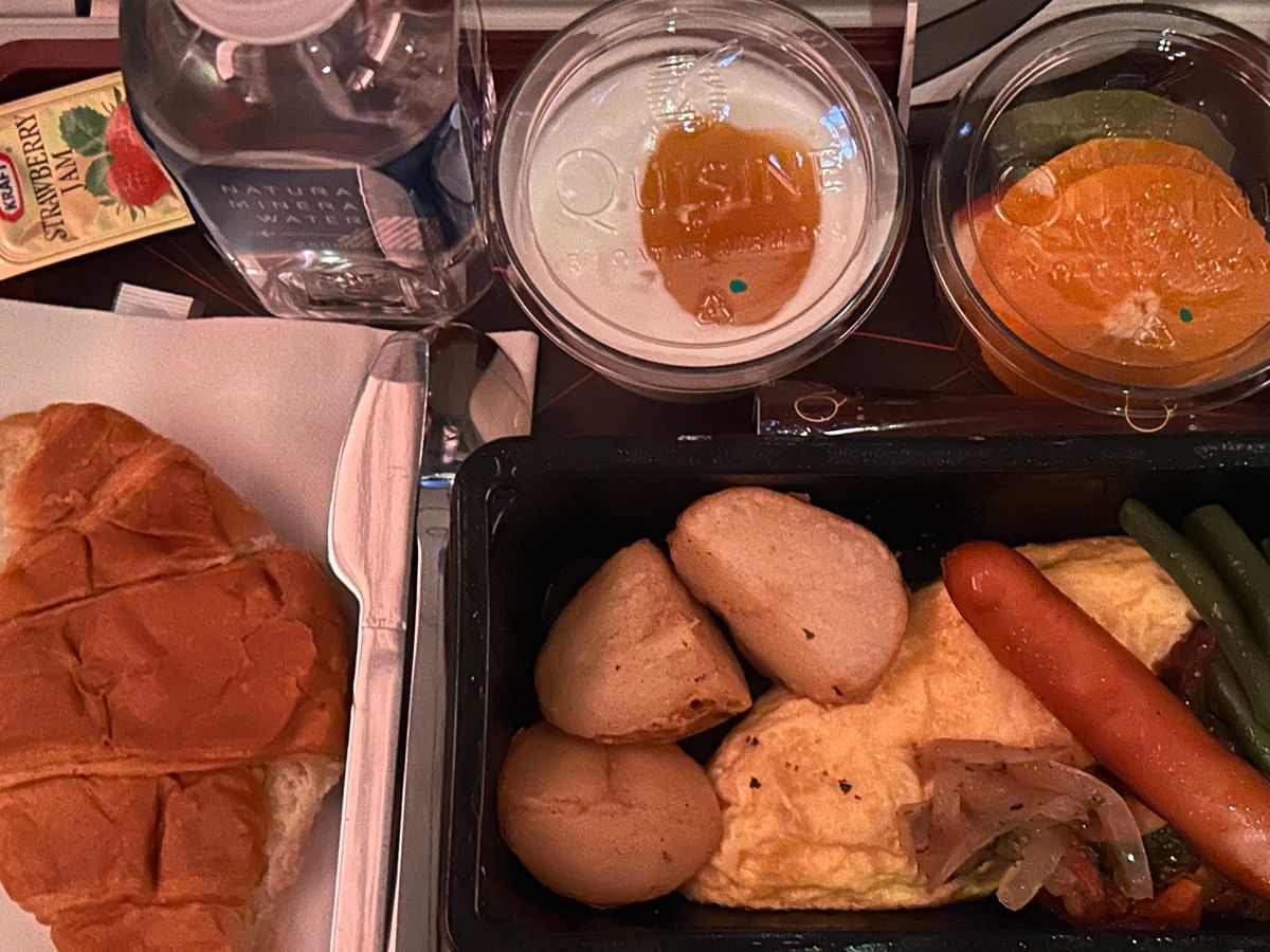 カタール航空で、まずはハマド空港へ。
チェックインカウンターが１時間遅れで...