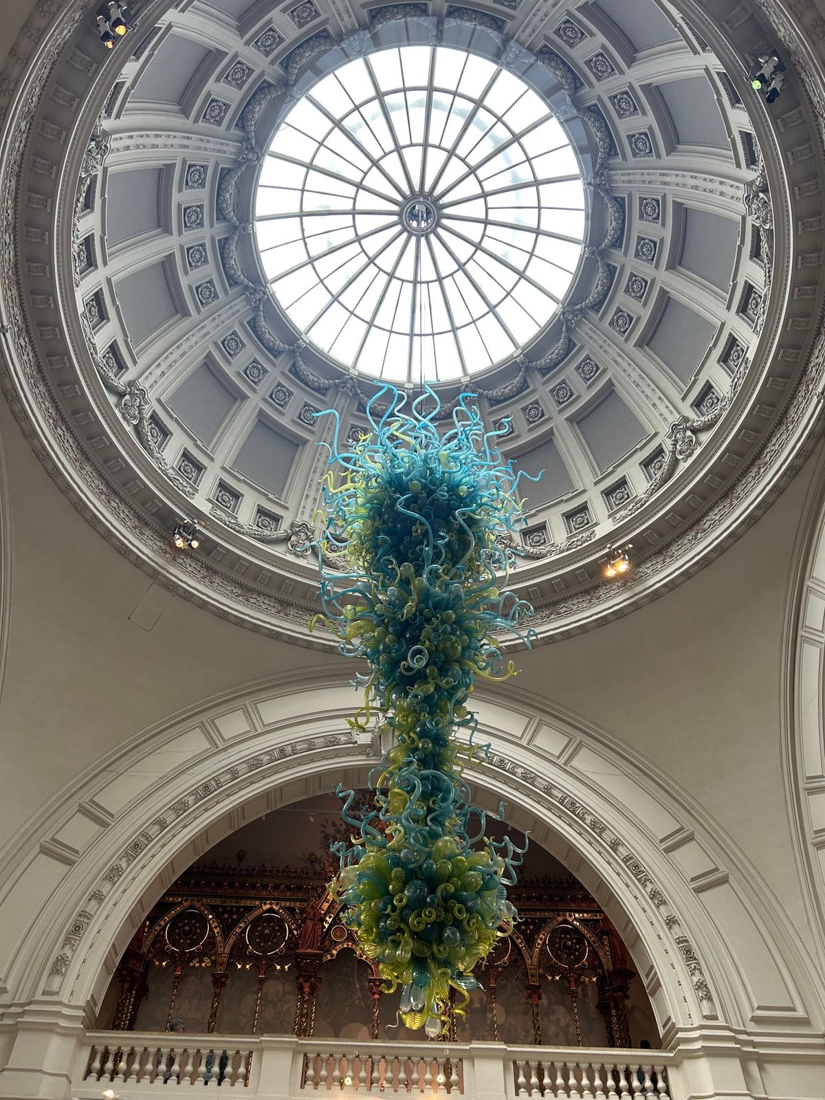 午後はすぐ隣にあるヴィクトリア＆アルバート博物館へ。
工芸品や家具などが多...