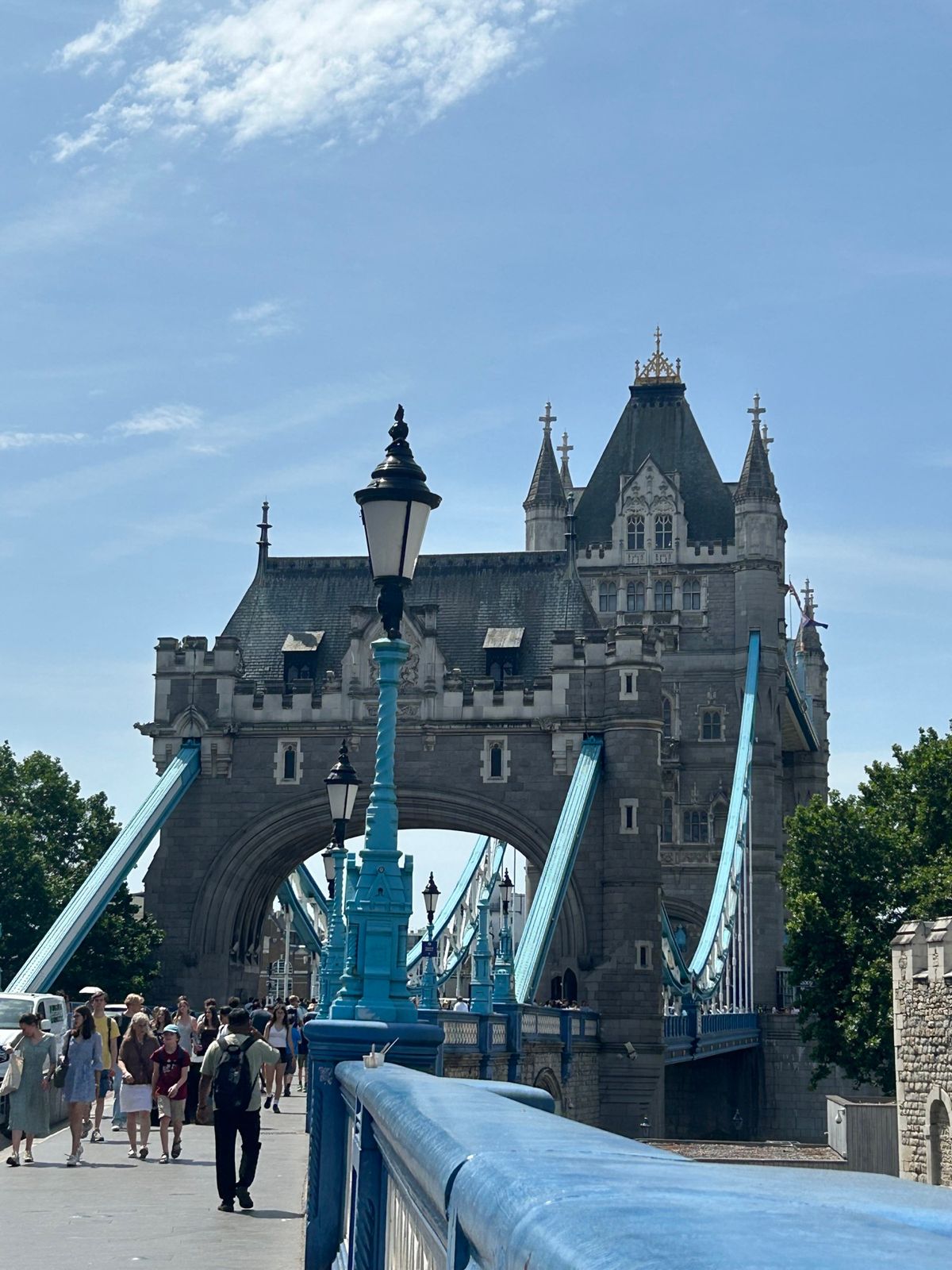 次に向かったのは、ロンドン塔。
中も見たいとは思っていたけど、暑さは気力を...