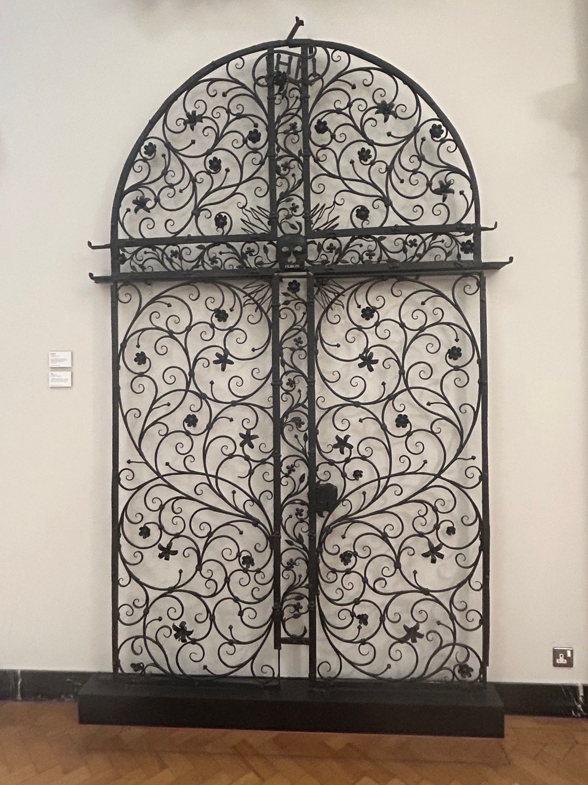 午後はすぐ隣にあるヴィクトリア＆アルバート博物館へ。
工芸品や家具などが多...