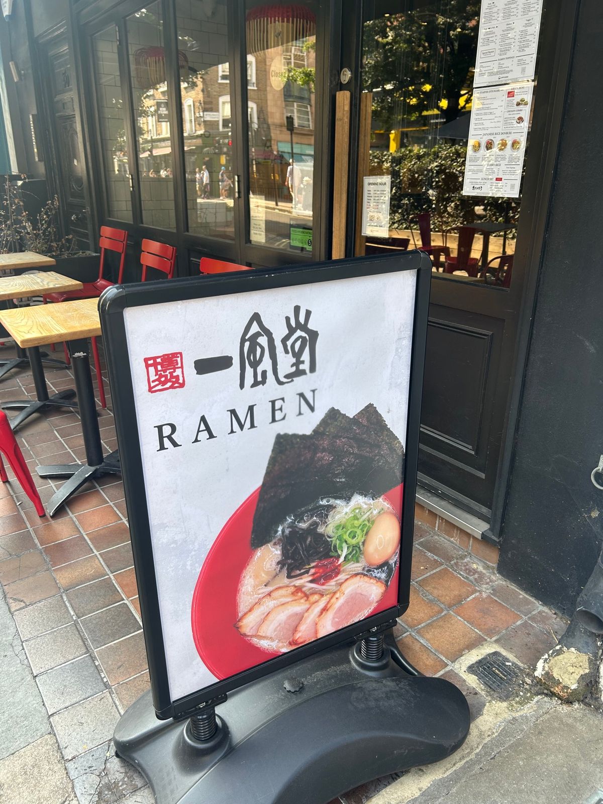 紅茶を買いに行ったHRヒギンズで一休み。
英語で話していたのに、急に日本語...