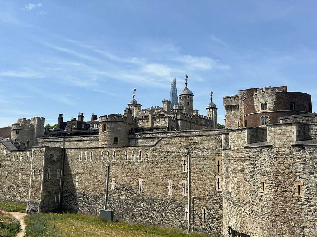 次に向かったのは、ロンドン塔。
中も見たいとは思っていたけど、暑さは気力を...