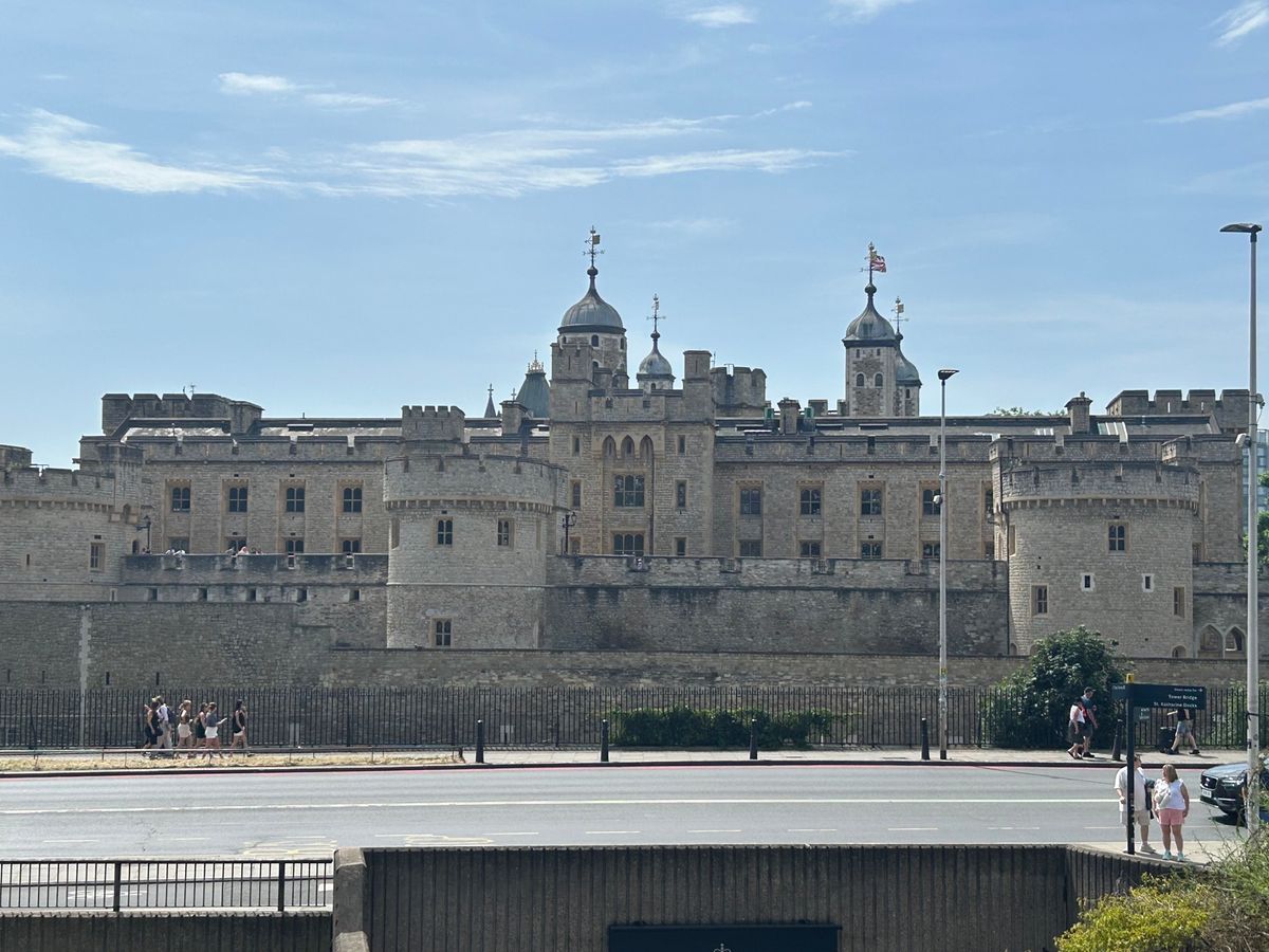 次に向かったのは、ロンドン塔。
中も見たいとは思っていたけど、暑さは気力を...