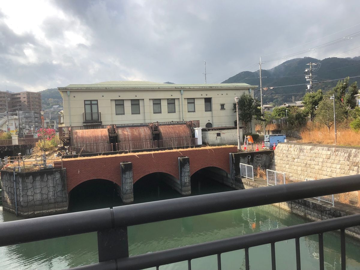 チャリ旅？
琵琶湖の水止めたんで有名な水門