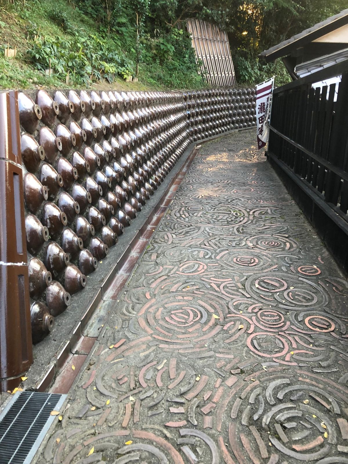 常滑の集合体恐怖症殺しの焼き物街道？
