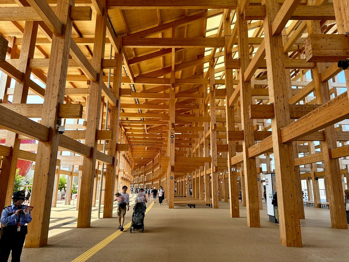 イタリア館を出て、当日予約のいのちの未来館へ。

大屋根リング下も人はまば...