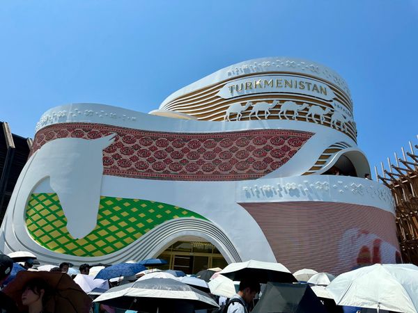 日本・大阪関西万博「大阪関西万博 HND ✈︎ KIX ✈︎ HND」の写真：午後にはどのパビリオンも長蛇の列。

事...