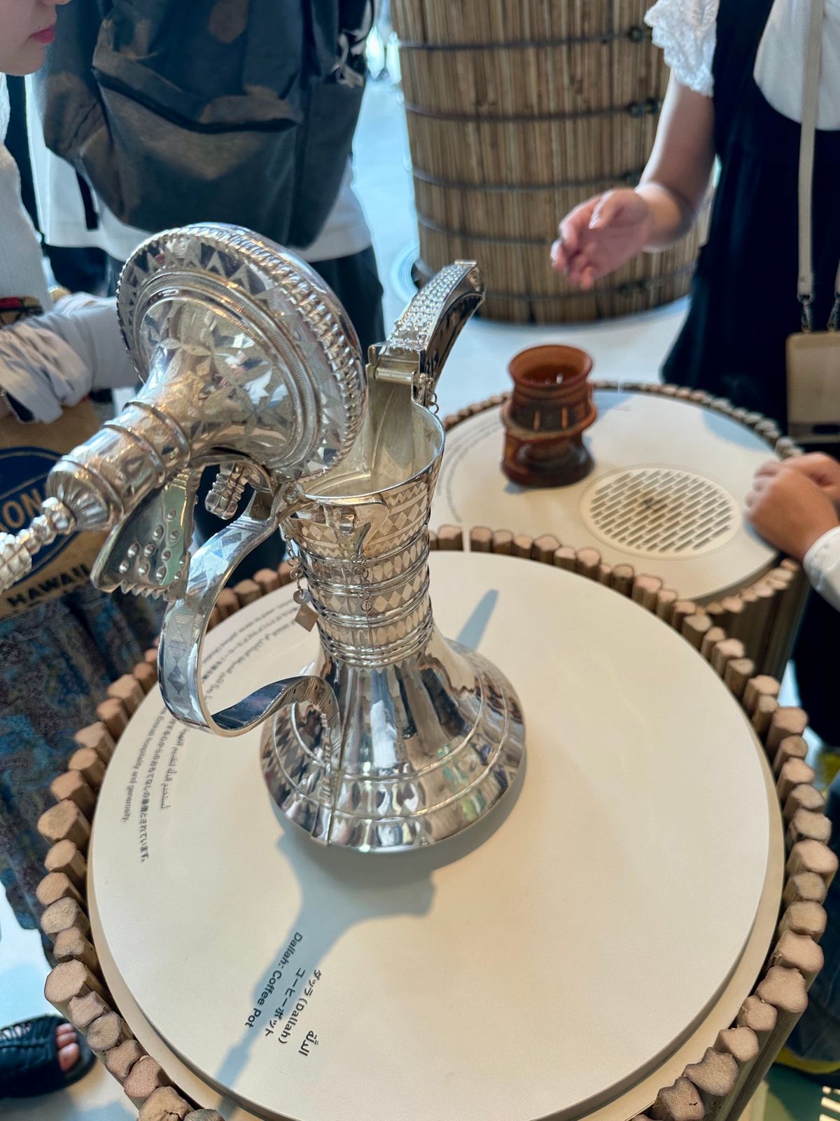 アラブ首長国連邦館では、去年ドバイに行ったとスタッフ伝えると、館内を色々と...