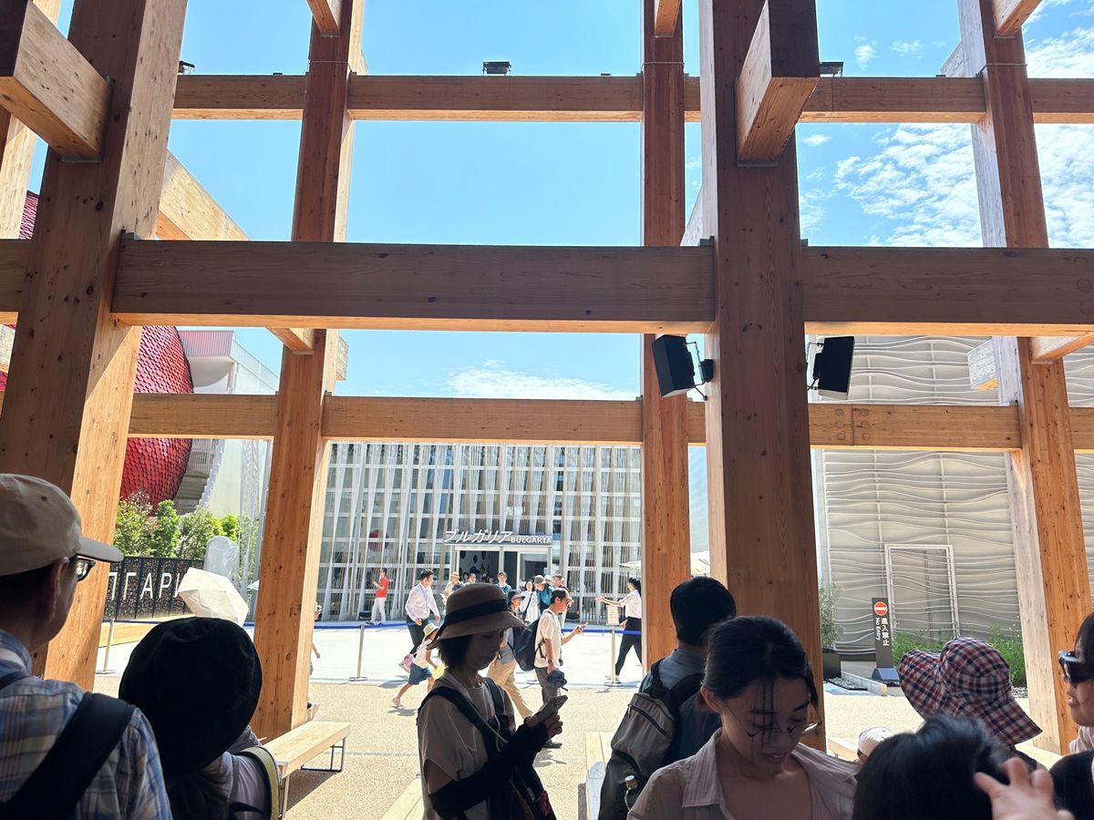 イタリア館を出て、当日予約のいのちの未来館へ。

大屋根リング下も人はまば...