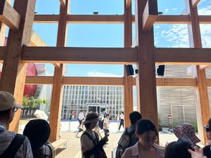 イタリア館を出て、当日予約のいのちの未来館へ。

大屋根リング下も人はまば...