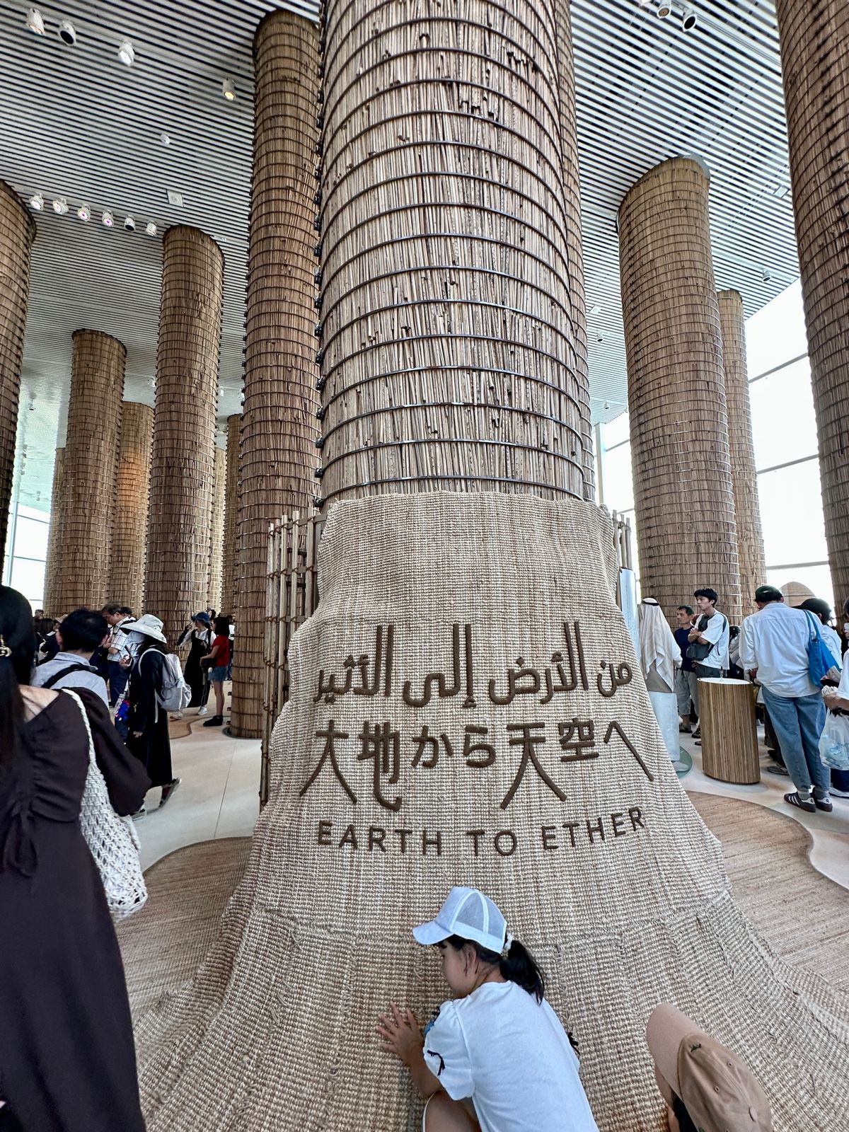 アラブ首長国連邦館では、去年ドバイに行ったとスタッフ伝えると、館内を色々と...