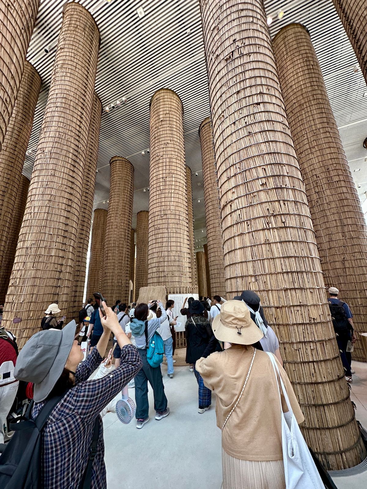 アラブ首長国連邦館では、去年ドバイに行ったとスタッフ伝えると、館内を色々と...