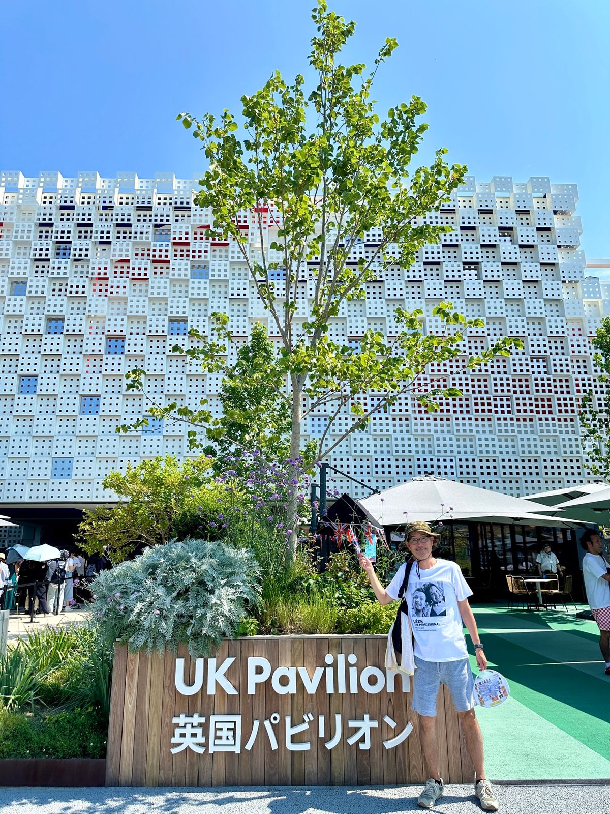 途中、英国パビリオンのスタッフと立ち話をしてた所、ユニオンジャックの旗を手...