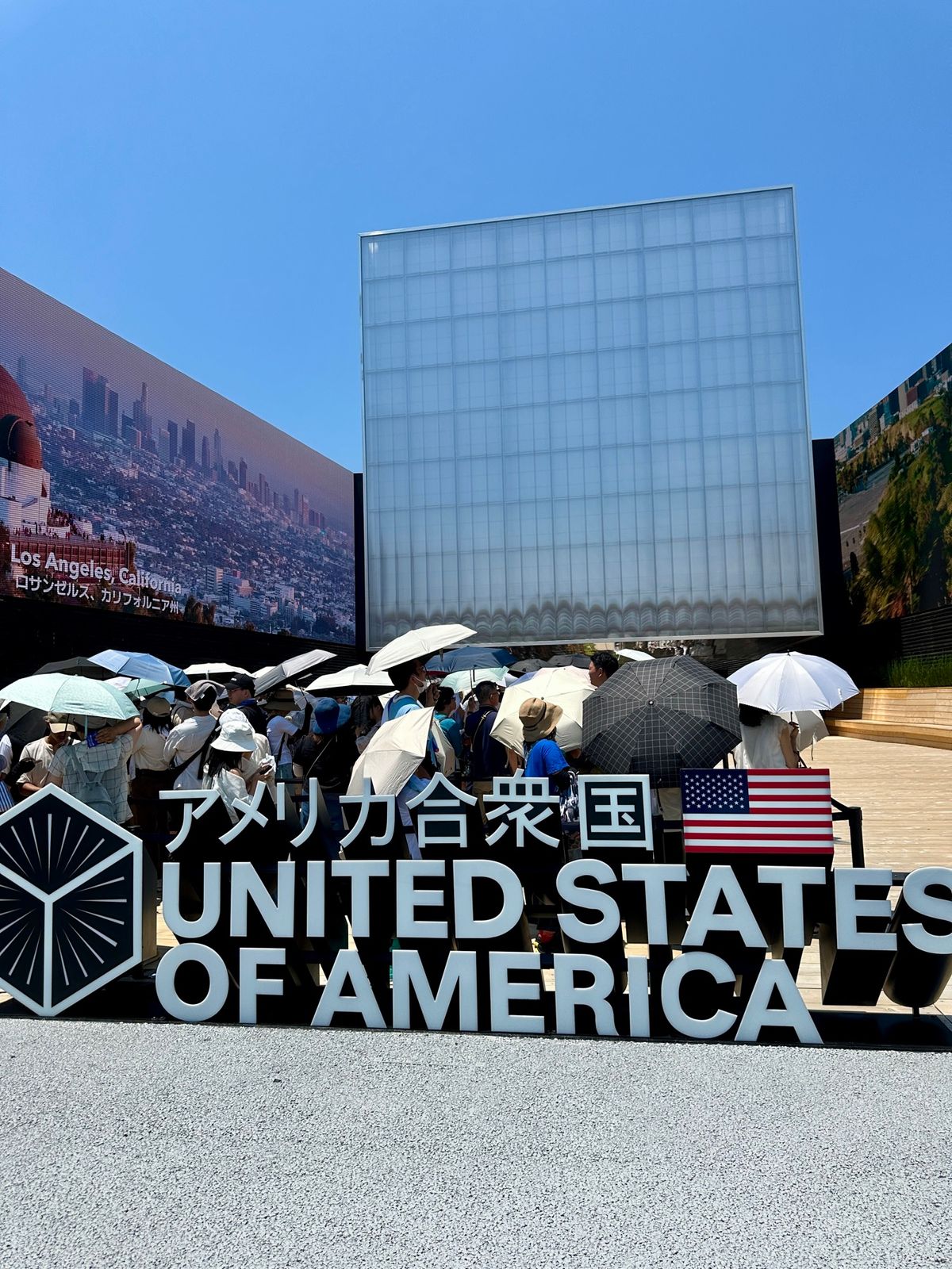 アメリカ館は既に3,000人待ちの行列が出来ていました。

ここで裏技、英...