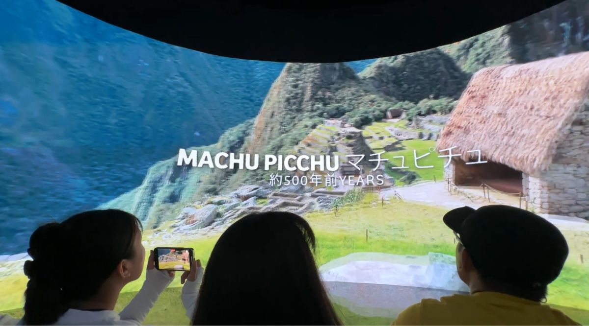 アメリカ館へ向かう途中にペルー館に立ち寄りました。

3分程の映像を鑑賞し...