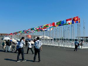 カナダ人妻が暑すぎるからもういいとの事で、3時には撤退しました。
カナダ館...