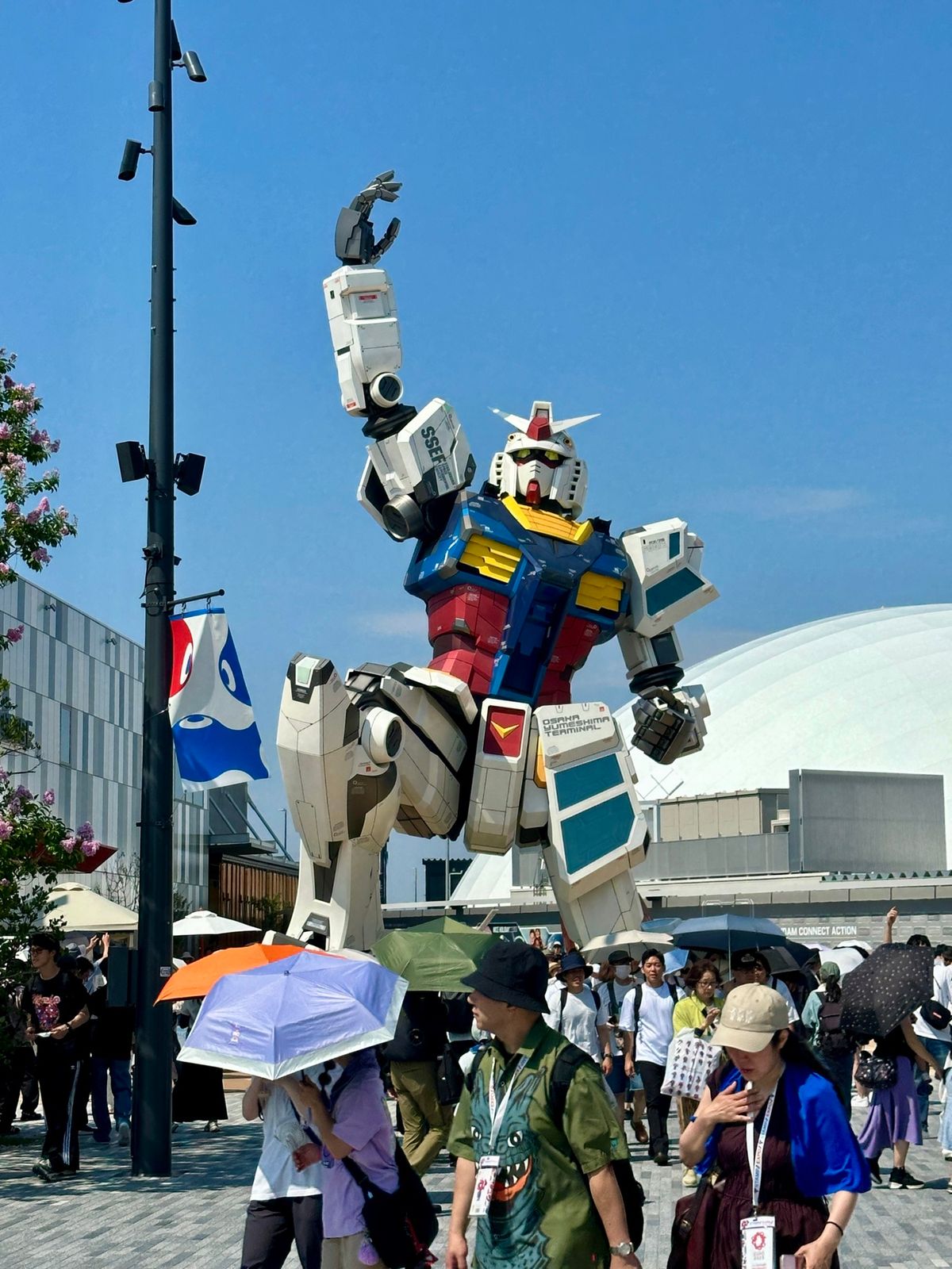 カナダ人妻が暑すぎるからもういいとの事で、3時には撤退しました。
カナダ館...