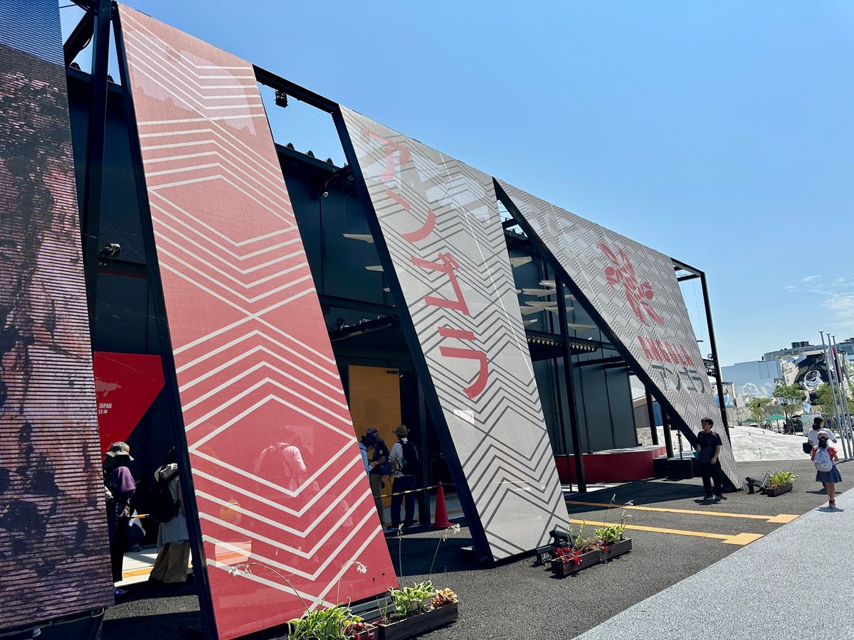 途中、英国パビリオンのスタッフと立ち話をしてた所、ユニオンジャックの旗を手...