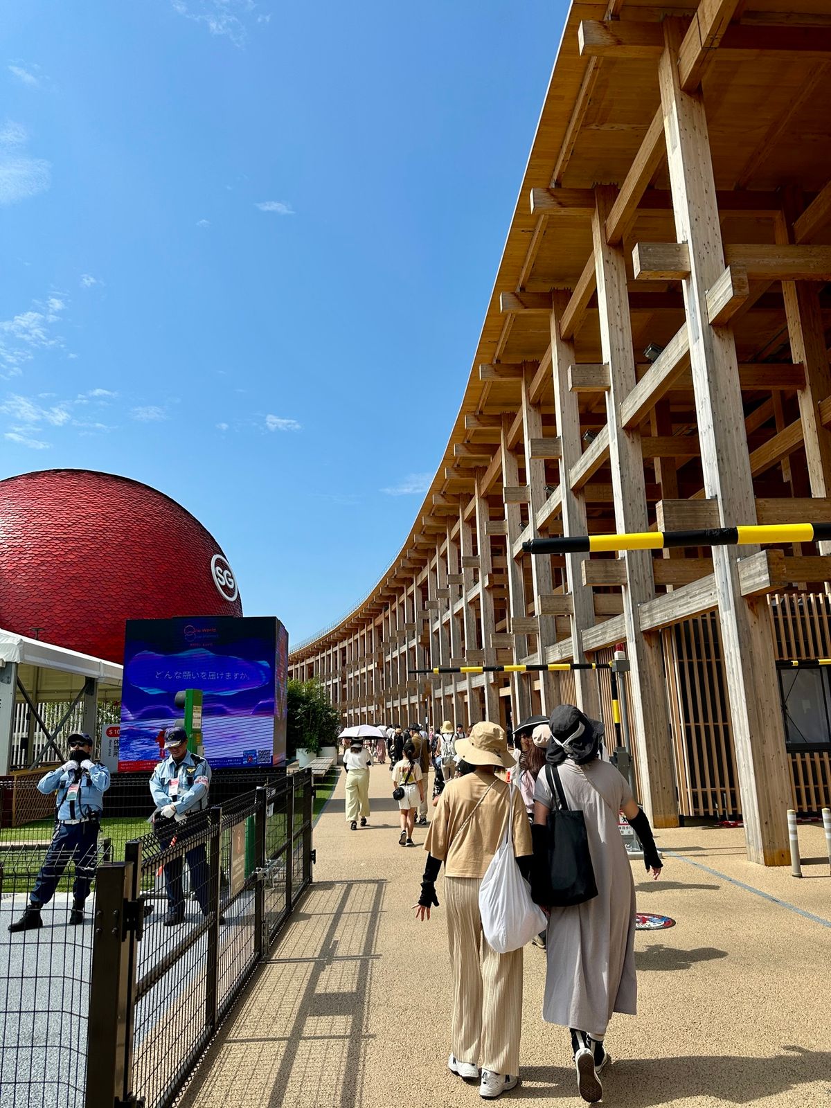 イタリア館を出て、当日予約のいのちの未来館へ。

大屋根リング下も人はまば...