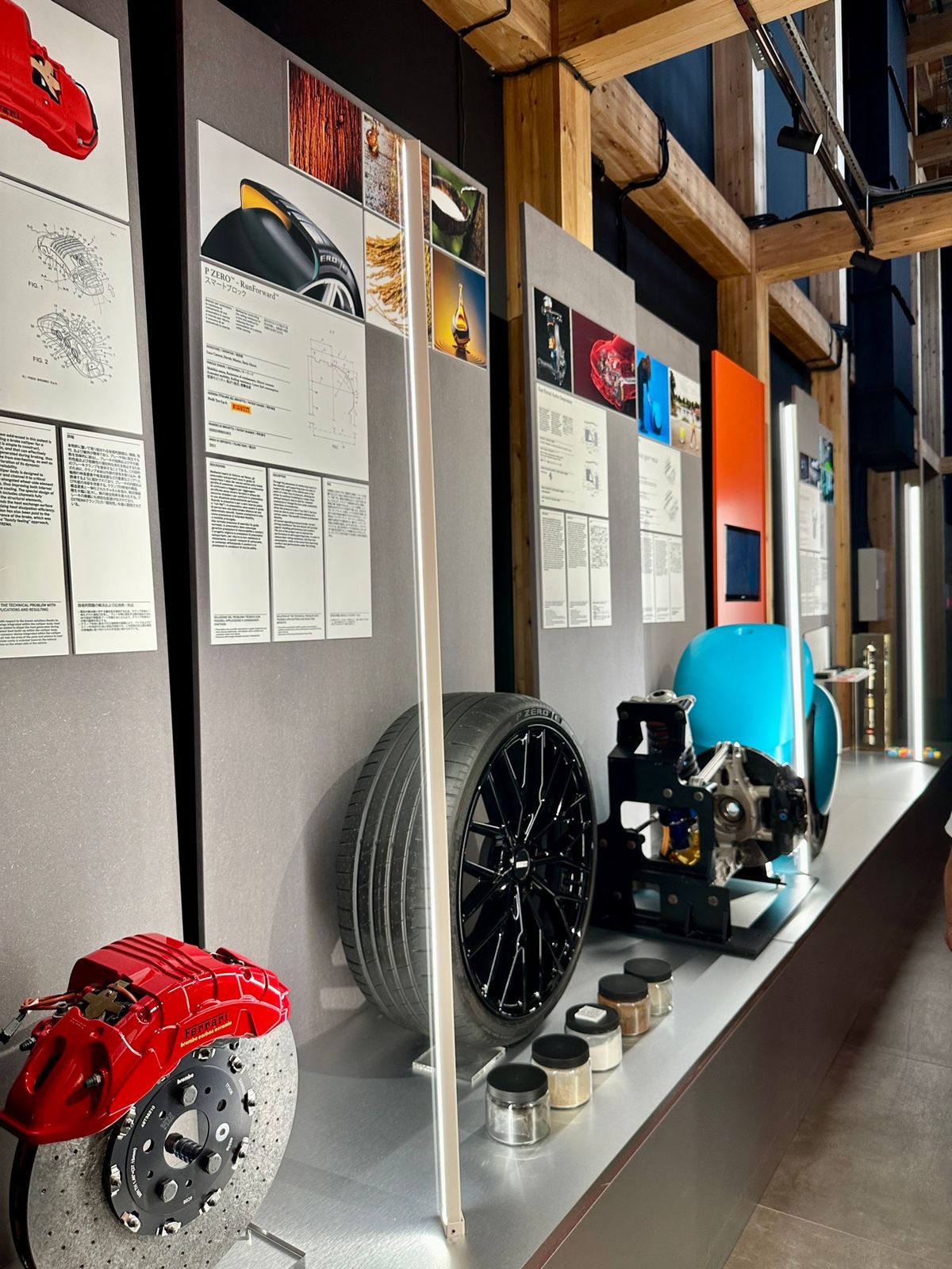 イタリアパビリオンの最後はイタリアちゃんとフェラーリの展示物。

この日は...