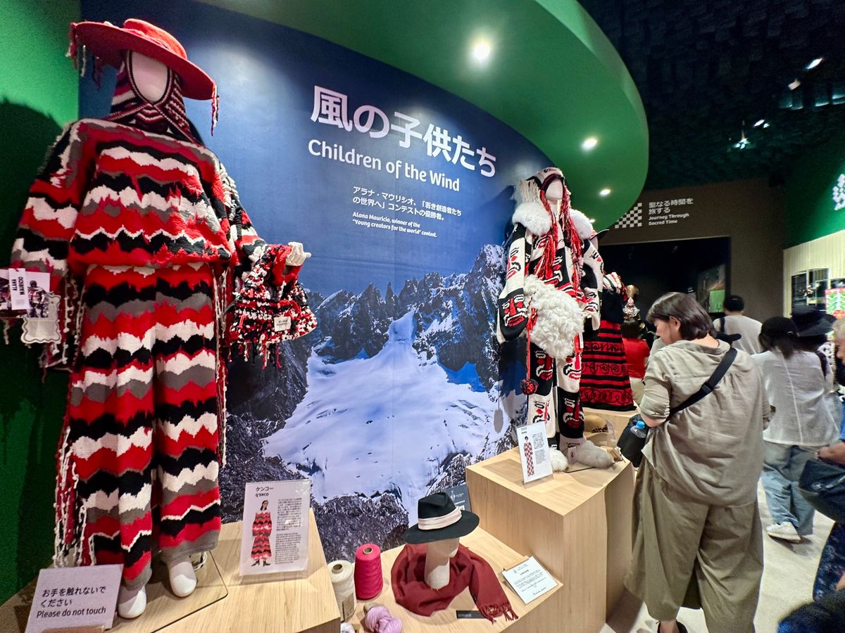 アメリカ館へ向かう途中にペルー館に立ち寄りました。

3分程の映像を鑑賞し...