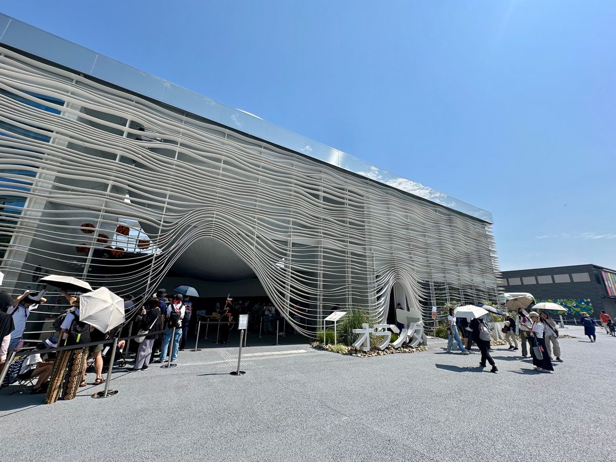 途中、英国パビリオンのスタッフと立ち話をしてた所、ユニオンジャックの旗を手...