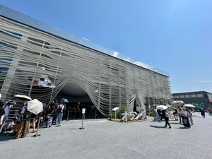 途中、英国パビリオンのスタッフと立ち話をしてた所、ユニオンジャックの旗を手...