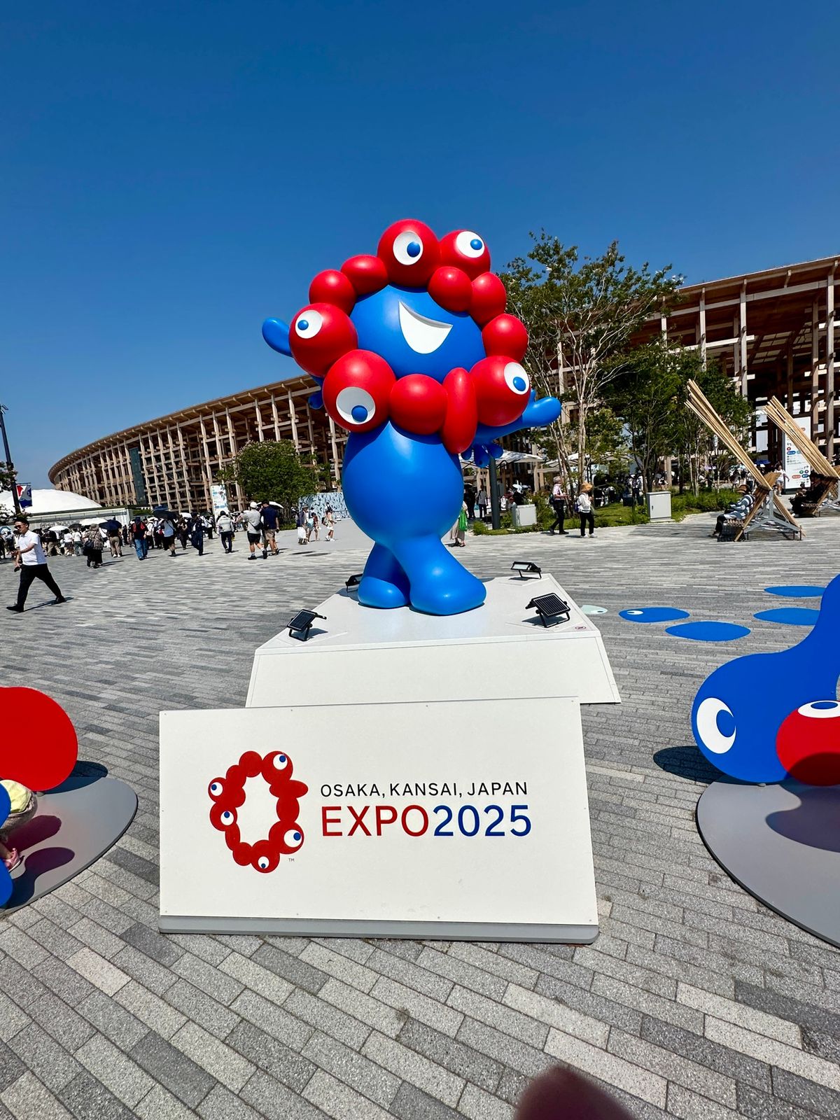 カナダ人妻が暑すぎるからもういいとの事で、3時には撤退しました。
カナダ館...