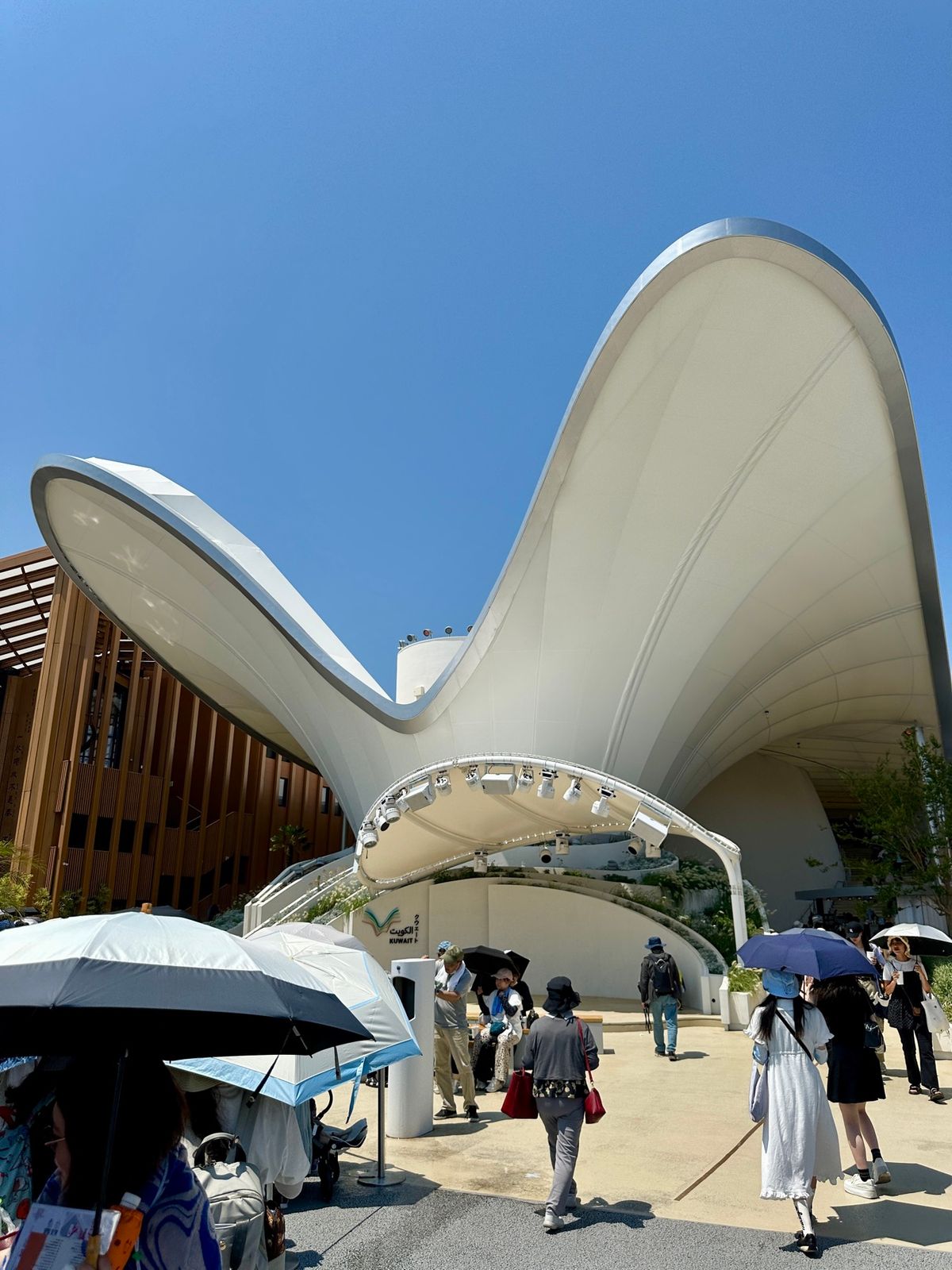 午後にはどのパビリオンも長蛇の列。

事前予約全て落ちて、当日予約のみでの...