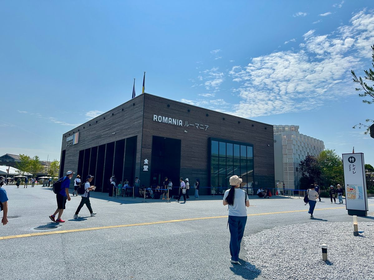 途中、英国パビリオンのスタッフと立ち話をしてた所、ユニオンジャックの旗を手...