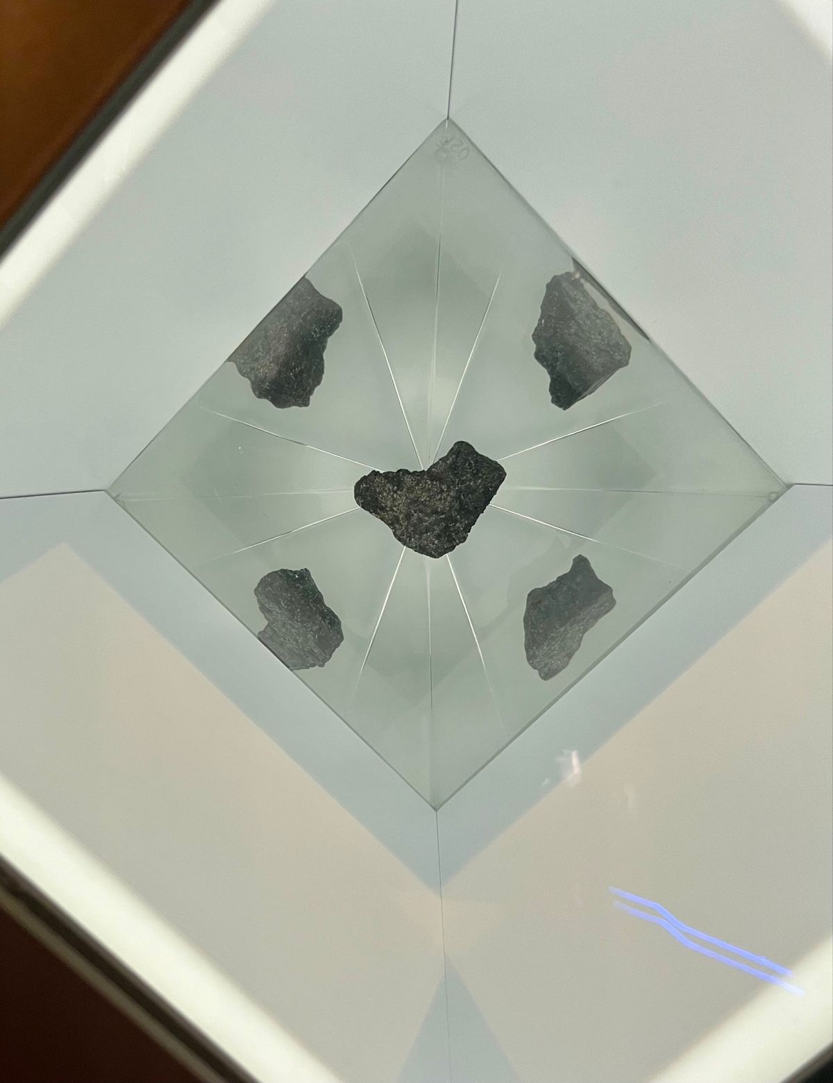 アポロ12号の宇宙飛行士が月面から持ち帰った「月の石」。