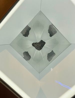 アポロ12号の宇宙飛行士が月面から持ち帰った「月の石」。