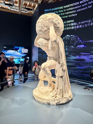 西ゲートを1番で通過した後は、イタリアパビリオンに向かいました。

前から...