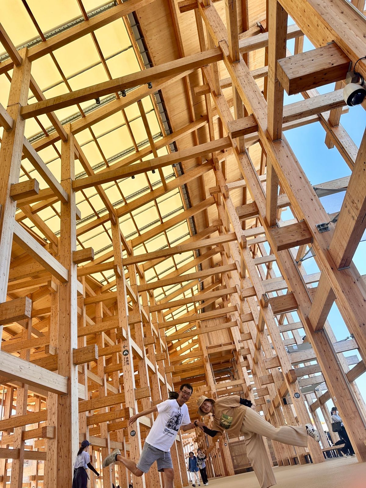 イタリア館を出て、当日予約のいのちの未来館へ。

大屋根リング下も人はまば...