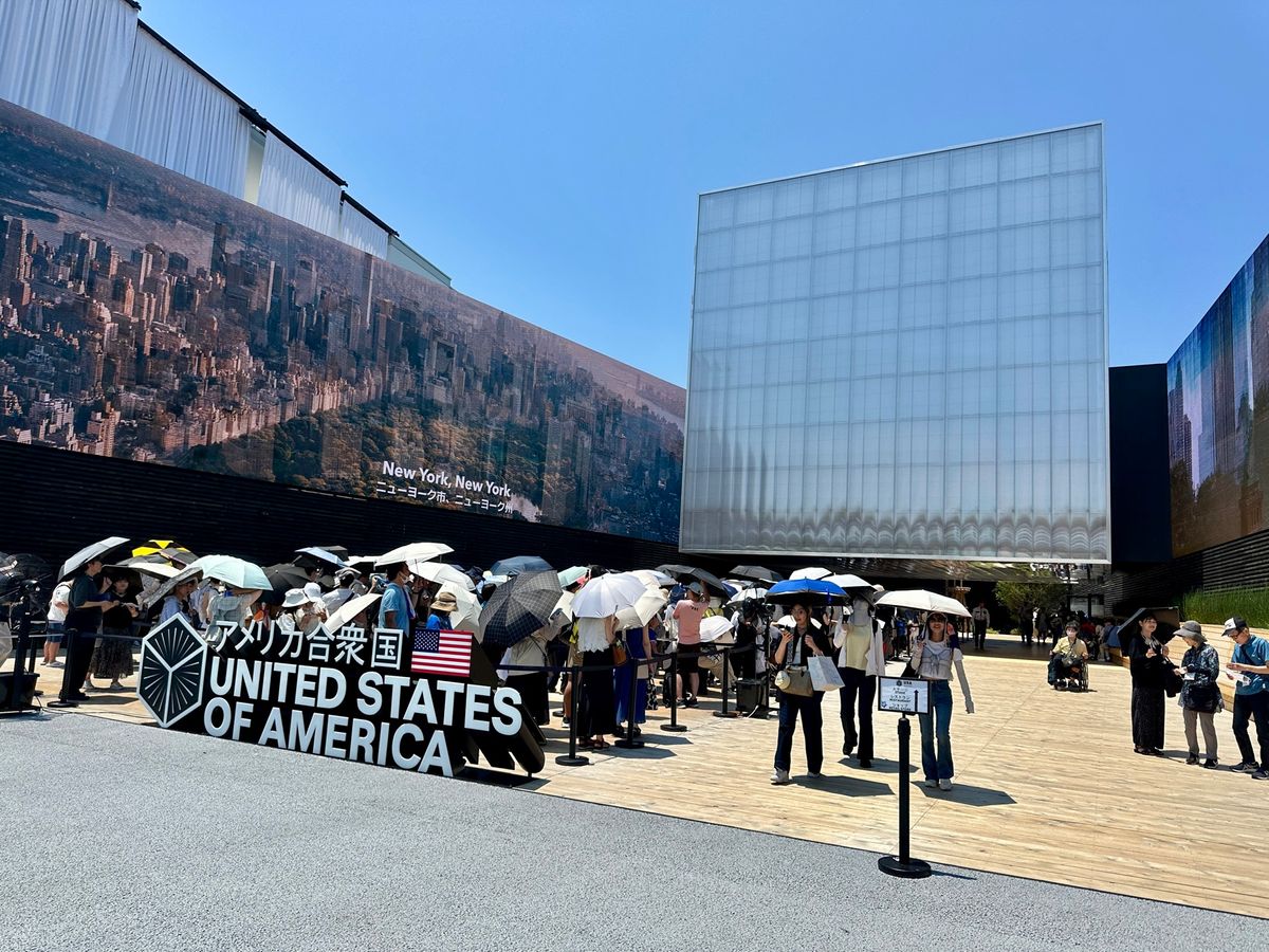 アメリカ館は既に3,000人待ちの行列が出来ていました。

ここで裏技、英...