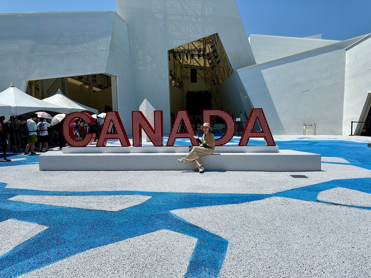 アラブ首長国連邦館では、去年ドバイに行ったとスタッフ伝えると、館内を色々と...