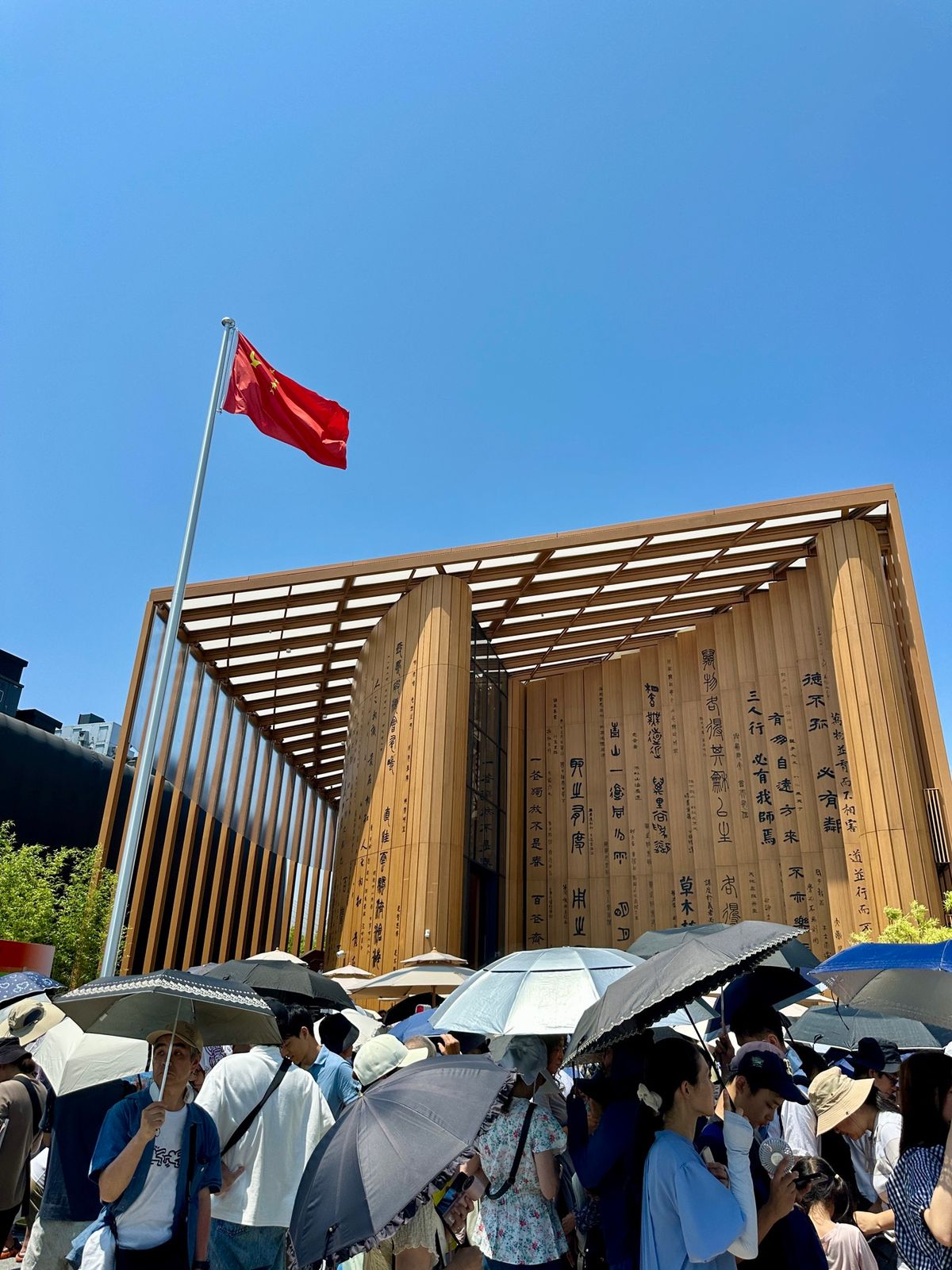 午後にはどのパビリオンも長蛇の列。

事前予約全て落ちて、当日予約のみでの...