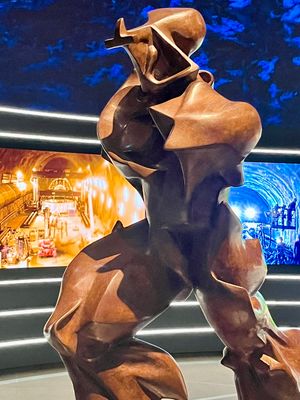 西ゲートを1番で通過した後は、イタリアパビリオンに向かいました。

前から...