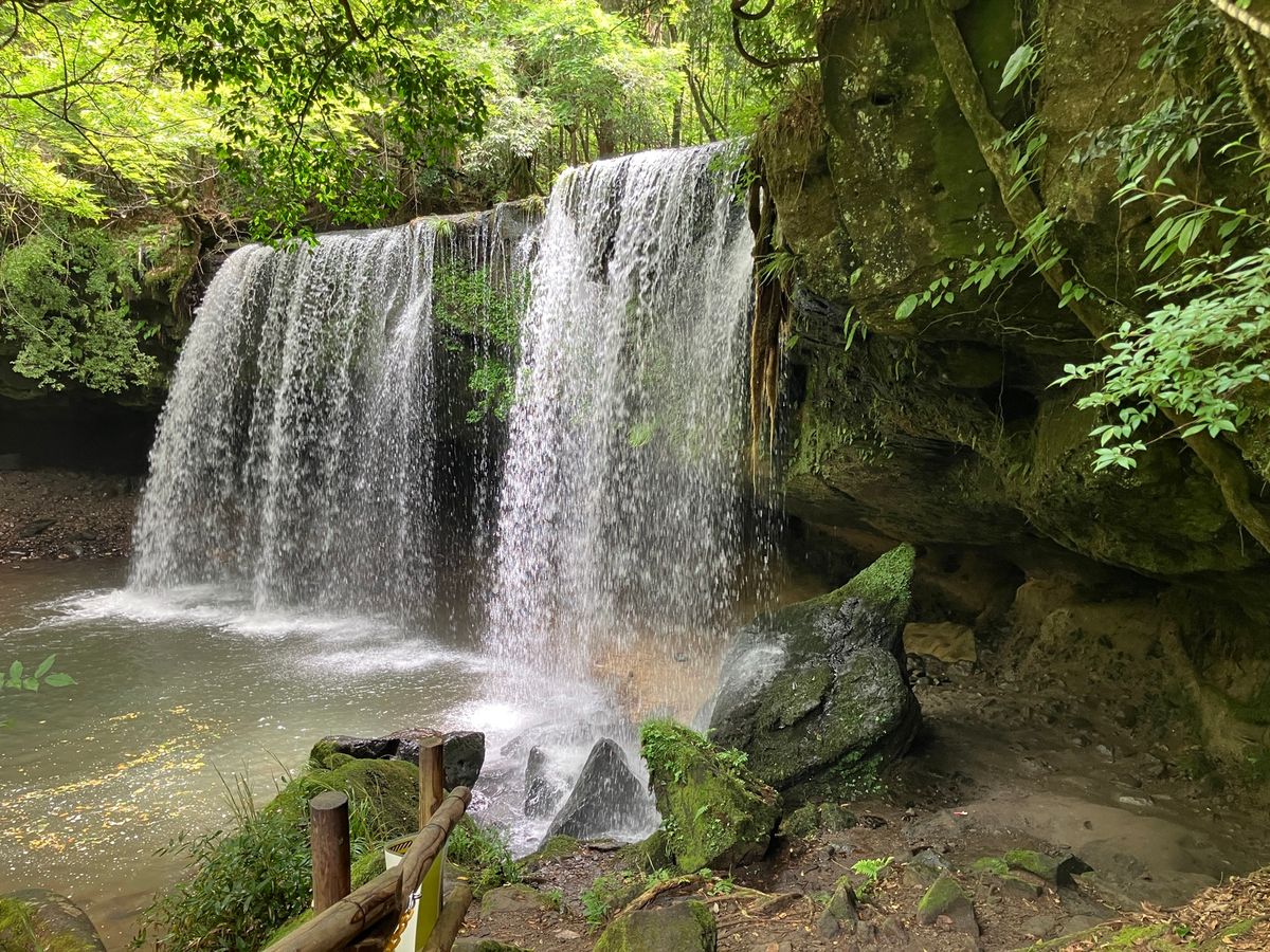 鍋ヶ滝
阿蘇の噴火による二層の堆積物が
長い年月をかけ川の流れでえぐられ
...
