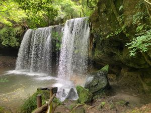 鍋ヶ滝
阿蘇の噴火による二層の堆積物が
長い年月をかけ川の流れでえぐられ
...