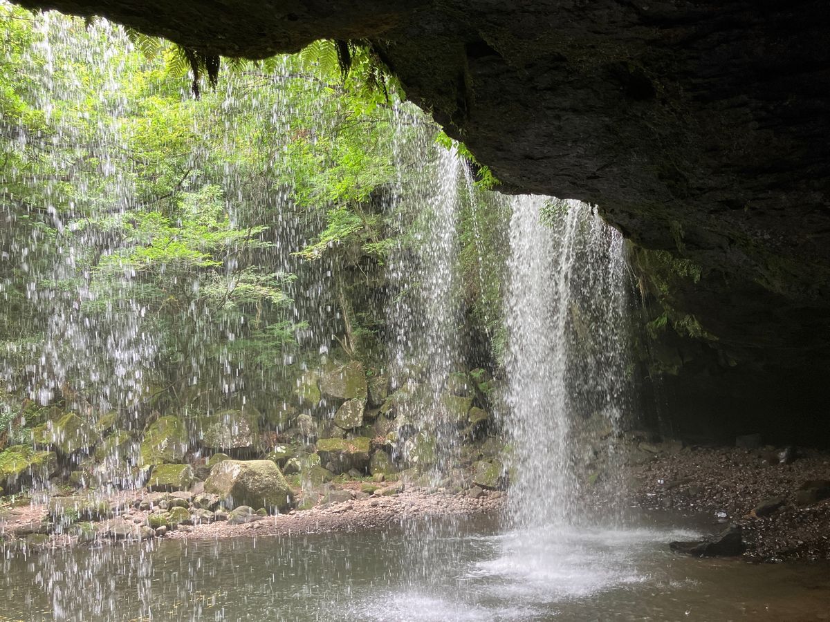 鍋ヶ滝
阿蘇の噴火による二層の堆積物が
長い年月をかけ川の流れでえぐられ
...