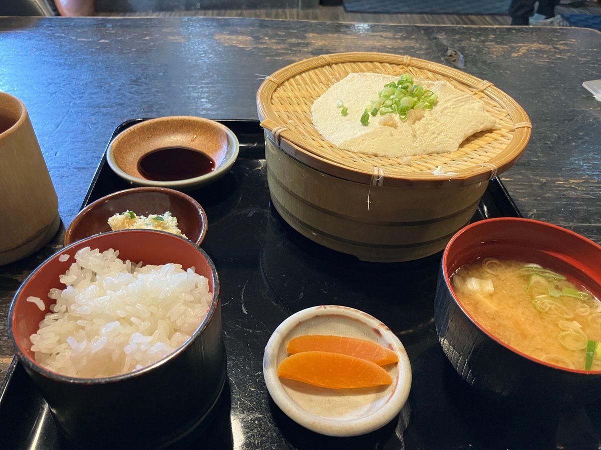 岡本とうふ店
とても有名なお店らしく
著名な方の写真やサインが沢山

喫茶...