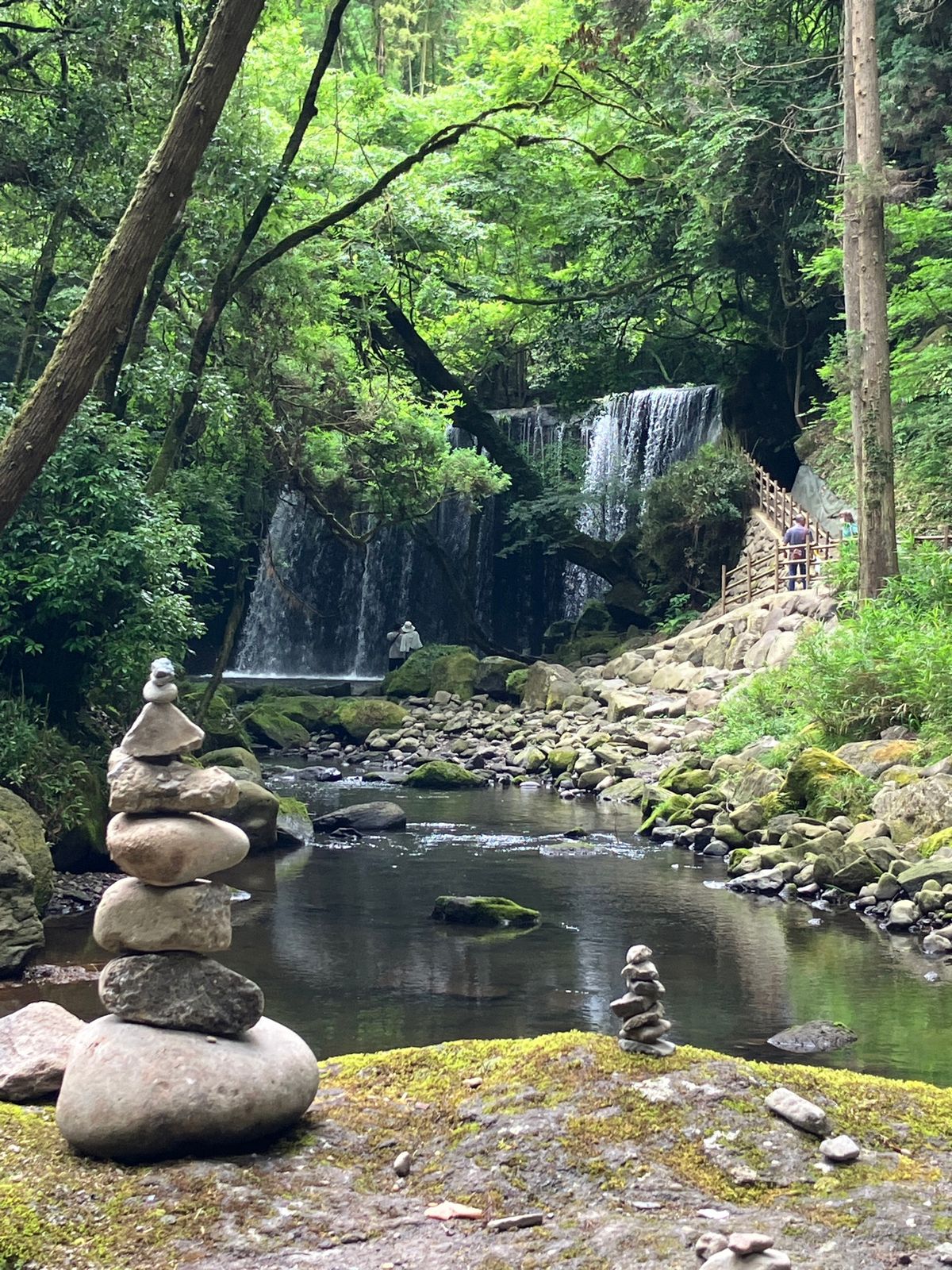 鍋ヶ滝
阿蘇の噴火による二層の堆積物が
長い年月をかけ川の流れでえぐられ
...