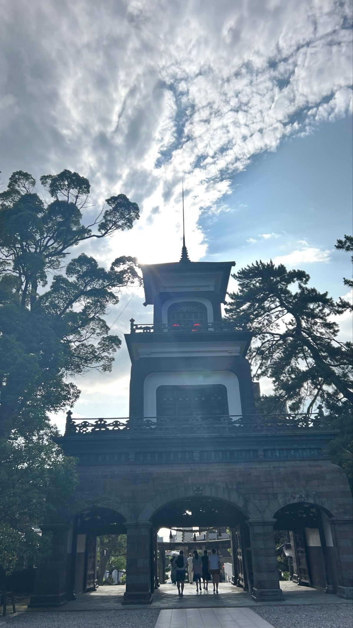 📍尾山神社
ここは建物のガラスが綺麗で有名らしくて、ちょうど夕方に行った時...