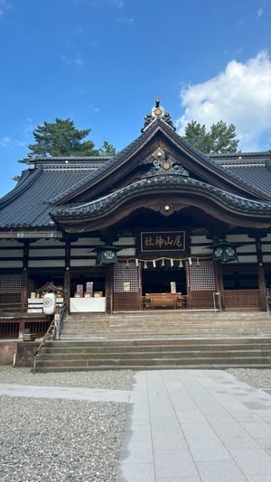 📍尾山神社
ここは建物のガラスが綺麗で有名らしくて、ちょうど夕方に行った時...