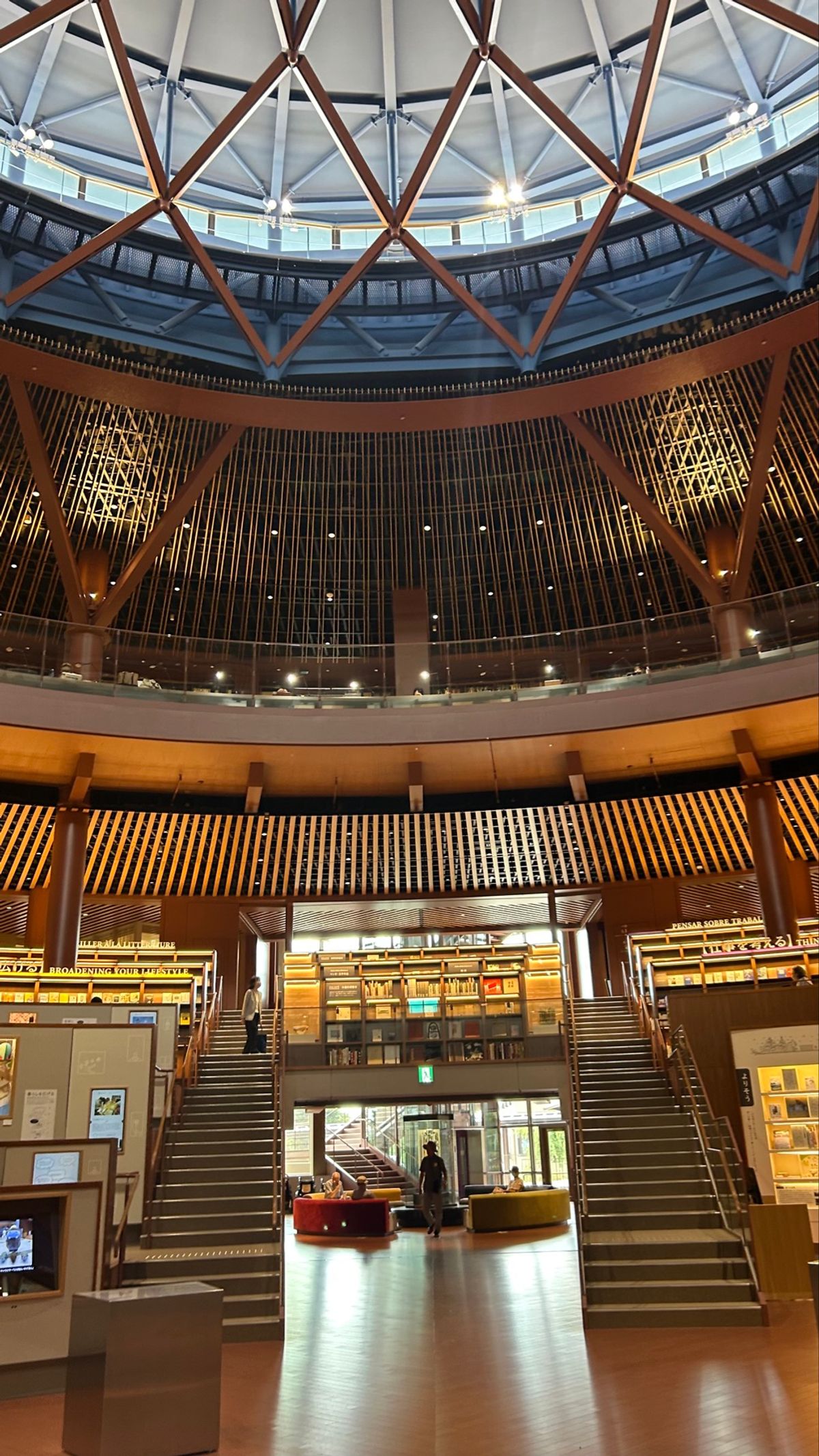 📍石川県立図書館
前回行けなかったところを主に‼️
ここはずっと来たかったんだ〜