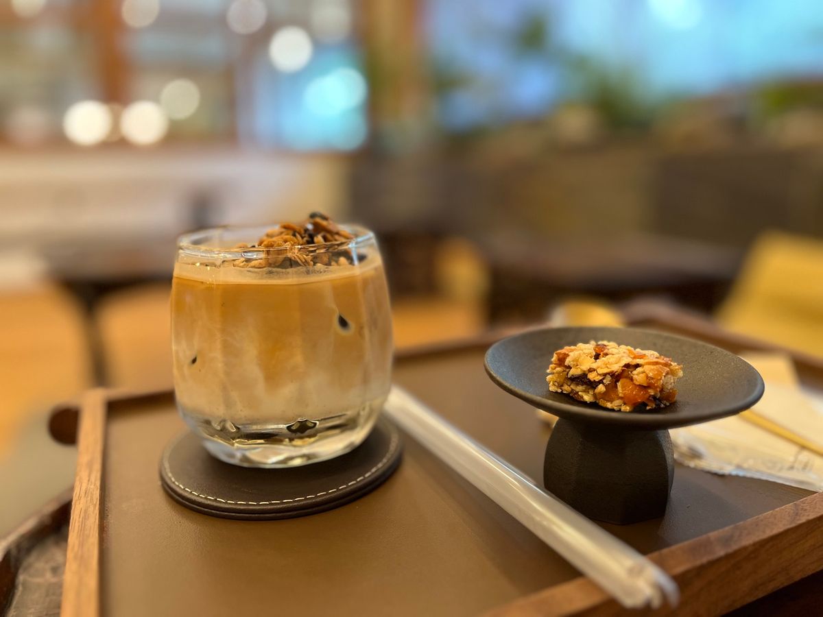 朝はベーグル、お昼は参鶏湯。
途中お茶で黒ごまラテ。
このお店は、お気に入...